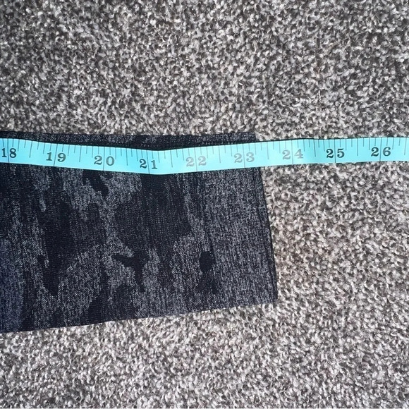 Gymshark Adapt Camo Seamless Long Sleeve Crop Top and Leggings Set - Picture 16 of 16